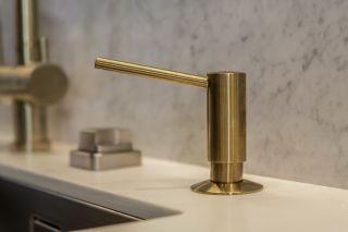 ДОЗАТОР OMOIKIRI OM-02-LG  светлое золото